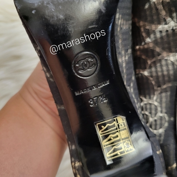 CHANEL Interlocking CC Logo Pumps - Picture 9 of 10